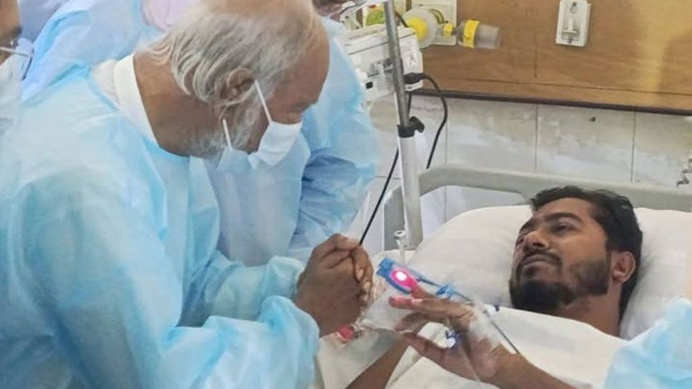 শনিবার হাসপাতালে চিকিৎসাধীন নুরের খোঁজখবর নিচ্ছেন ড. আব্দুল মঈন খান। ছবি: বিএনপির মিডিয়া সেল