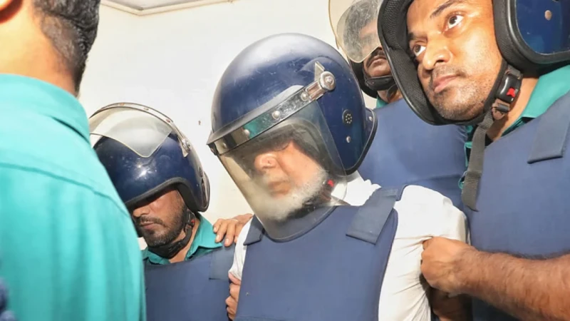 আদালতে সাবেক প্রধান বিচারপতি খায়রুল হক। সংগৃহীত ছবি